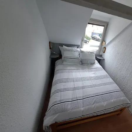 Semesterbostad Bright House With Terrace And Garden