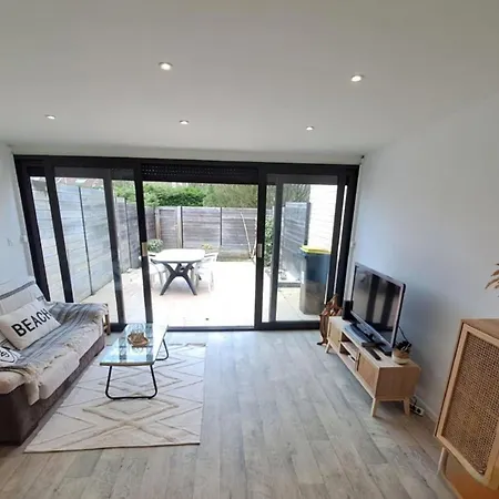 Vakantiehuis Bright House With Terrace And Garden *