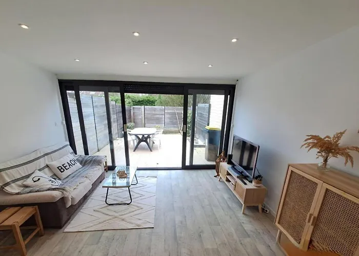 Дом отдыха Bright House With Terrace And Garden *