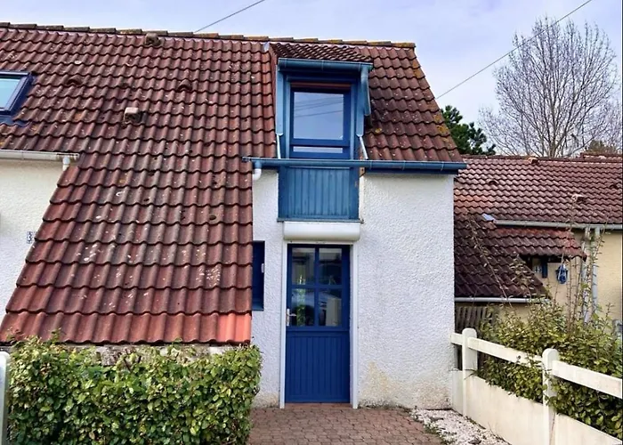 Semesterbostad Bright House With Terrace And Garden Camiers
