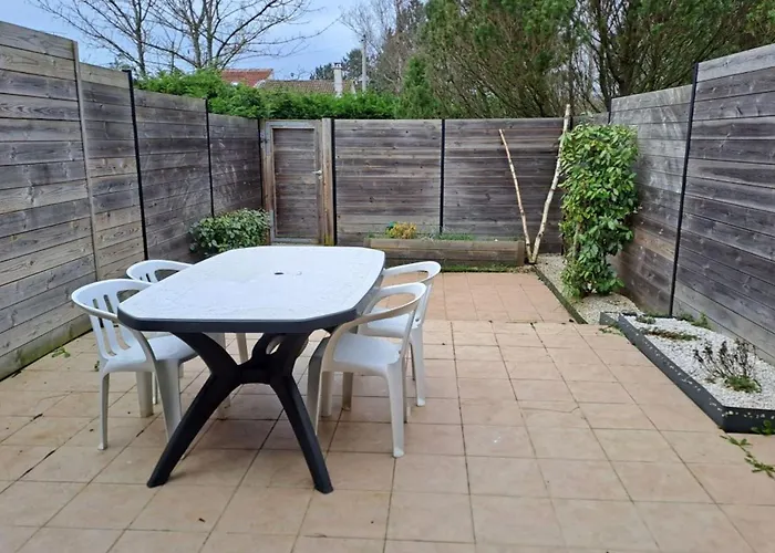 Semesterbostad Bright House With Terrace And Garden